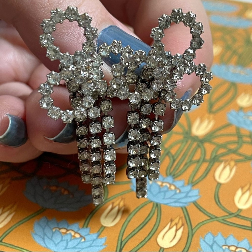 Vintage rhinestone trefoil and triple strand clip earrings - Picture 8 of 10